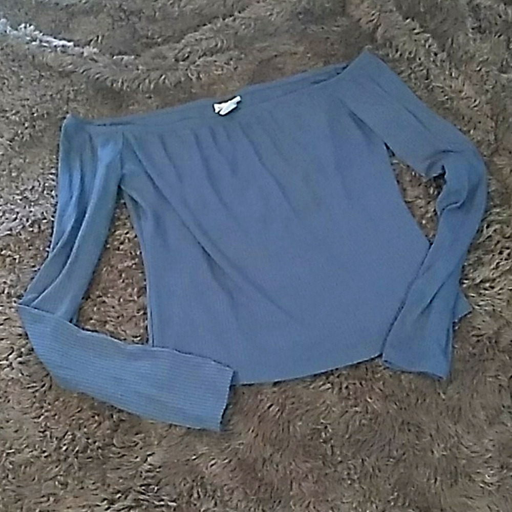 Off the shoulder blue long sleeve tee